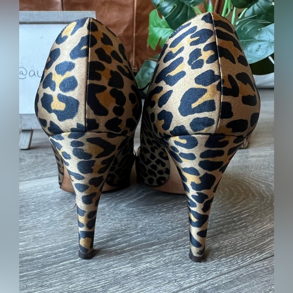 Kate spade satin cheetah leopard pointed toe pumps. Made in Italy. Size 7 - Picture 6 of 10